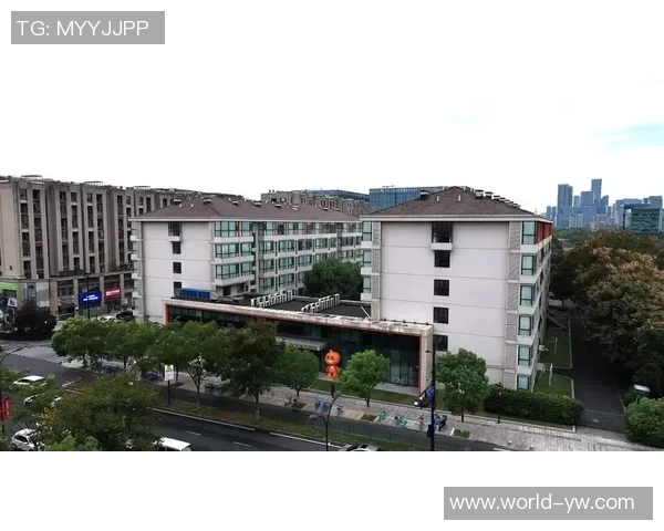 钱潮杯组委会陈阿姨牵挂受伤小球员亲赴医院送上关怀鼓励少年重返赛场